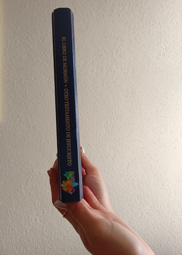 Libros de Mormón decorados