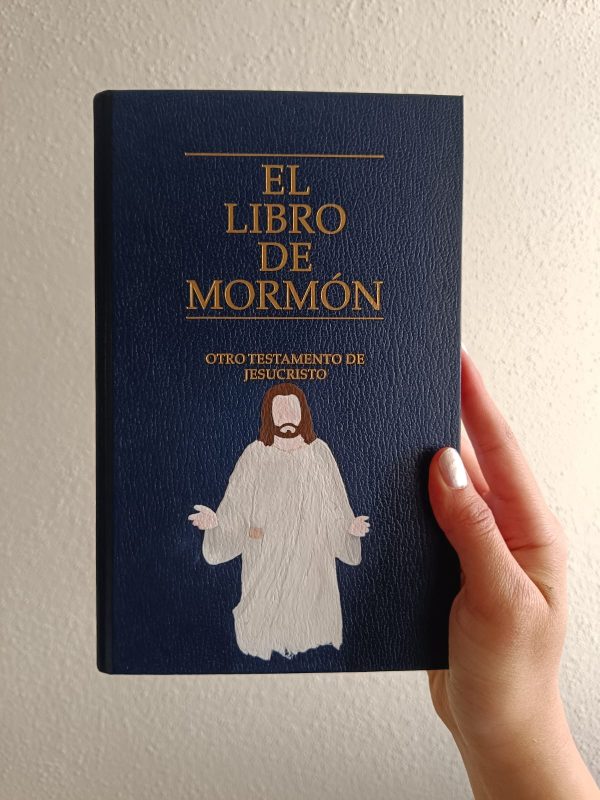 Libros de Mormón decorados