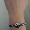 Pulsera tejida a mano