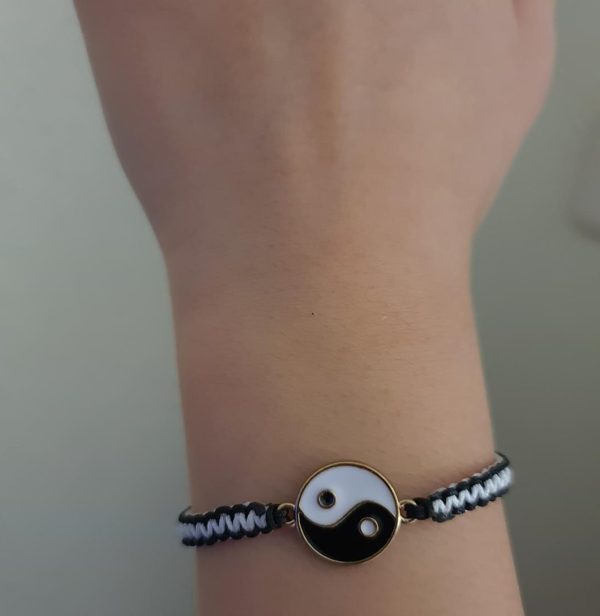 Pulsera tejida a mano